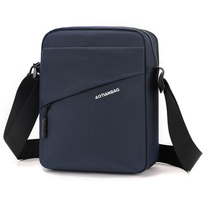 新款男士单肩斜挎包简约时尚轻便小型通勤挎包男款实用型休闲男包