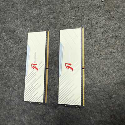 出两个金百达白刃DDR4 32G 4000Mhz 16G2