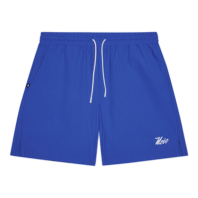 有志者运动短裤男追逐