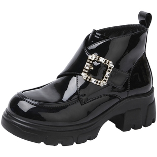 百田森2025冬季新款厚底时装短靴女漆皮方扣水钻加绒保暖增高靴子