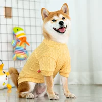 Желтый трикотажный свитер