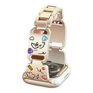 适用applewatchS11金属彩石表带S10镭雕线条小熊iWatch8/7/6/se可爱小狗水钻手镯款苹果手表9小众ultra腕带女