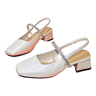 丹行道白色方头水钻粗跟包头凉鞋女2026新款一字带配裙子后空单鞋