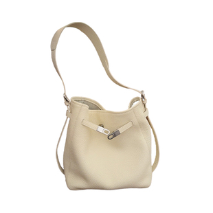 高级感真皮水桶包女通勤百搭腋下包2026新款牛皮单肩斜跨托特包春