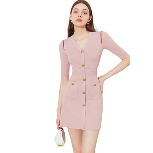 DPLAY黑标夏新款气质灰粉色V领修身金属扣链条中袖针织连衣裙