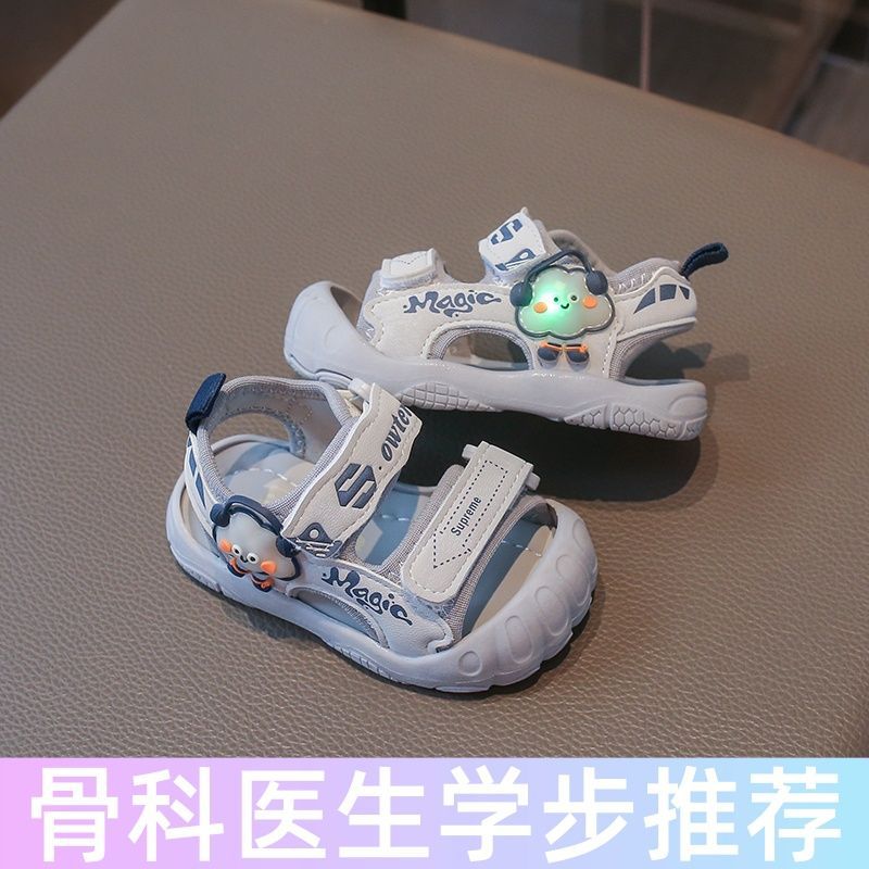 2026夏季新款男童软底发光包头凉鞋女童魔术贴卡通亮灯休闲学步鞋