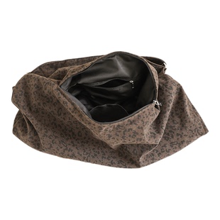 韩系慵懒风饺子包大容量宽肩带单肩斜挎包女时尚休闲豹纹帆布包