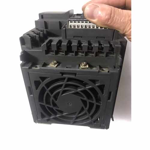变频器一台型号6SE64402UD222BA1