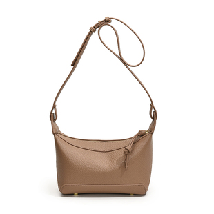 秋冬复古小众包包女2025新款时尚百搭斜挎包高级感单肩腋下牛角包