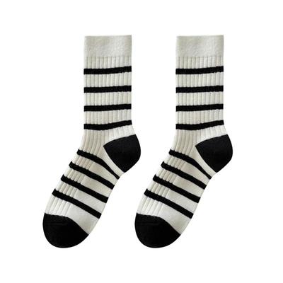 好哇塞的黑色条纹堆堆中筒袜
