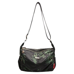 2025滑面布料绿竹小花图案双侧小袋二层拉链好看女单肩斜挎伞背包