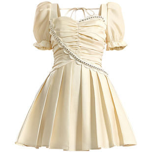 茬客甜美气质连衣裙25年夏季新款杏色不规则钻链抽褶收腰百褶短裙