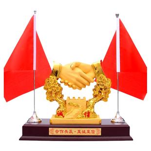 合作共赢摆件诚信握手新公司办公桌会议室高端大气招财红旗装饰品