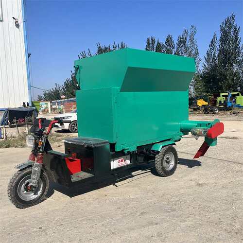 养牛自动饲喂车 柴油动力5立方喂料车 车斗容积饲料撒料车