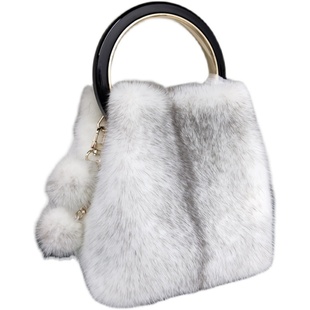 水桶包进口水貂毛毛整皮真皮草包包高端亚克力手环手拎单肩2025新