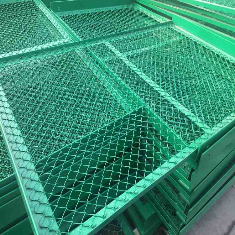 球场围栏网学校体育场围栏隔离防护网低碳钢网丝隔离铁丝护栏网