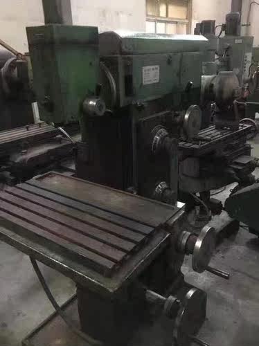 二手万能工具铣床X8126B，机况不错，通电就可以正常使用