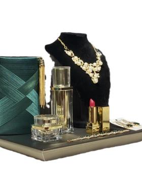 女士样板房间衣柜化妆品首饰摆件