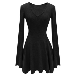 红色连衣裙女秋冬季绝美打底短款裙子小个子礼服v领a字修身针织