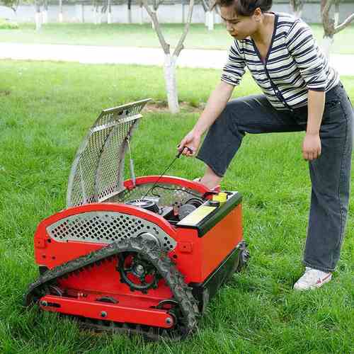 中村一郎四驱遥控割草机自走式果园除草机四冲程农用汽油打草机