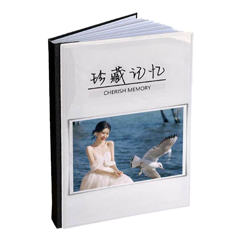 现代新女性洗照片做成相册