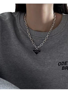 黑色三角形字母轻奢小众高级潮酷项链女2026年新款男士锁骨链颈链