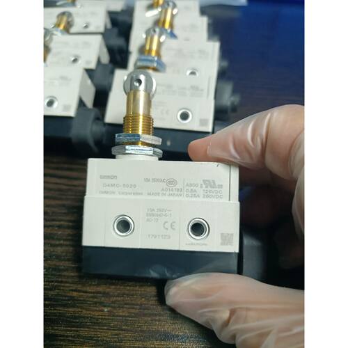 【请询价】行程限位开关D4MC5020库存8个几乎全新