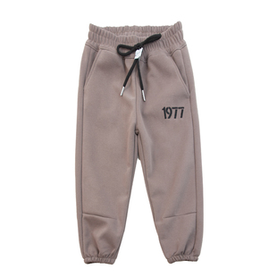 【2件8折】男童裤子春秋2026数字1977刺绣儿童装纯色休闲运动裤