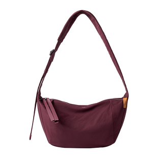 莱夫通勤斜挎包新款秋冬高级感运动包大容量轻便帆布包休闲饺子包