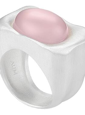 【灵感搭配】AUM噢姆2026年春季新款自然纹理圆润弧线粉玛瑙戒指