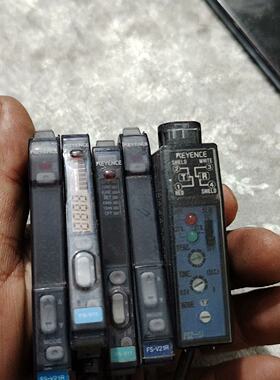 基恩士FS-V11、FS-V12R、PS2-61，共有五个，