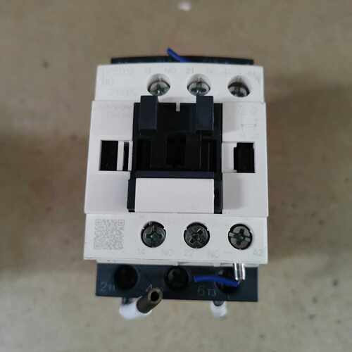 议价施耐德接触器，型号 LC1D12BDC，功能包好，成色如图所维修