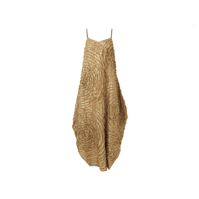 ZHUCHONGYUN2026春新款艺术茧型鎏金光泽螺旋褶皱吊带长款连衣裙