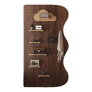 胡桃木色洞洞板置物架造型墙定制兔宝宝中古风入户玄关门后展示架