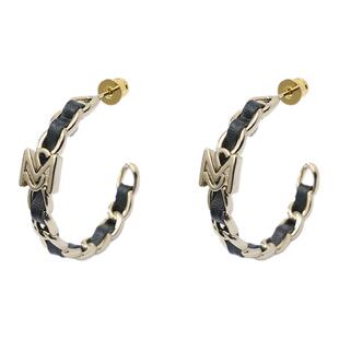 Moussy字母C耳环银色黑色气质耳夹女新款高级独特耳环轻奢耳饰