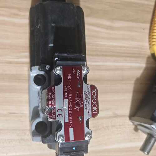 进口丰兴电磁阀HD1-2S-BcA-03B-WYR2有磕碰