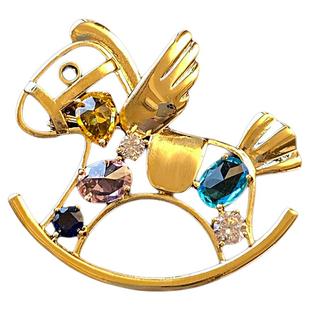 彩色锆石小马胸针配大衣女款2025新款高端精致时尚别针设计感小众