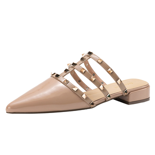 达芙妮尖头铆钉凉鞋女2026新款春夏季包头拖鞋外穿平底一字带凉拖