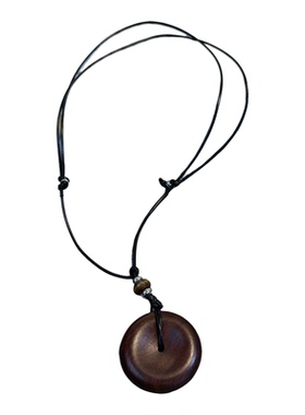 胡桃木圆形吊坠项链女黑色编织绳链文艺复古氛围感饰品