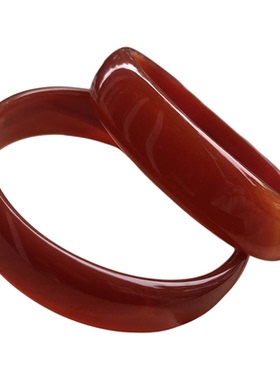 女孩玛瑙手镯美容院刮痧工具