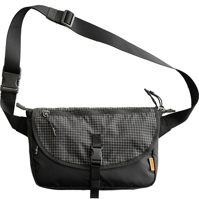 埋不烂潮流休闲格纹斜挎包