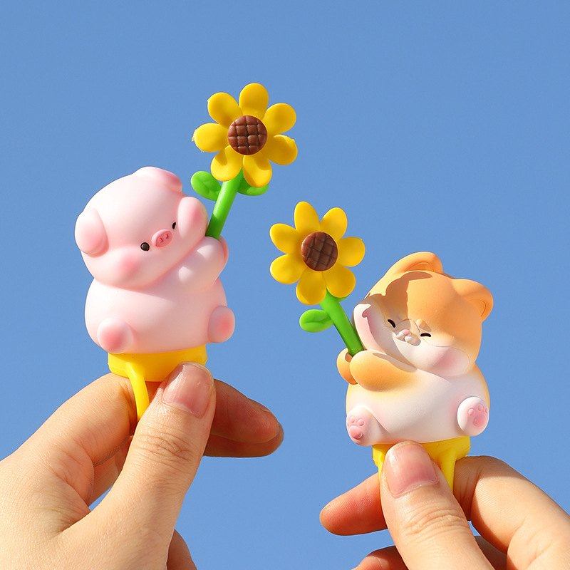 蕊杰新款电动车自行车摆件趣乐园夏季小猪新品萌装饰品风车摩托车