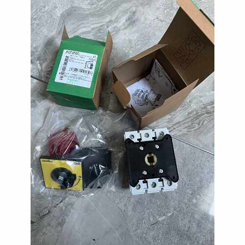 下单前咨询施耐德柜门隔离开关V3C 63A，带原装手柄KCF2PZC，