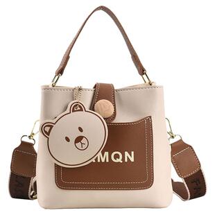 斜挎包女宽肩带可爱小熊百搭撞色水桶包轻便通勤放手机小型手提包