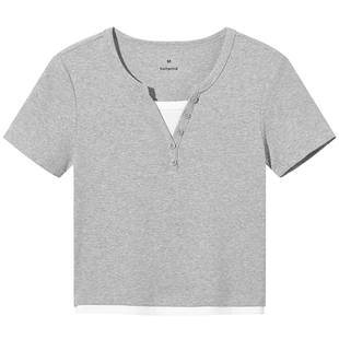 热风2026年夏季新款女士假两件短袖T恤V领拼色韩系通勤风短袖上衣