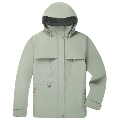 哥伦比亚女子穿行防水冲锋衣