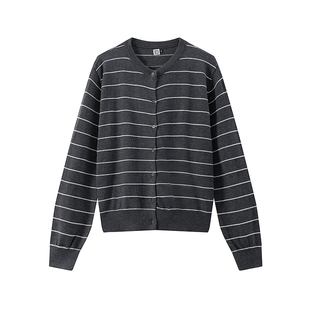 COLN别忽略条纹开衫上的立体线条当光线掠过凸起的纹路变成了风景