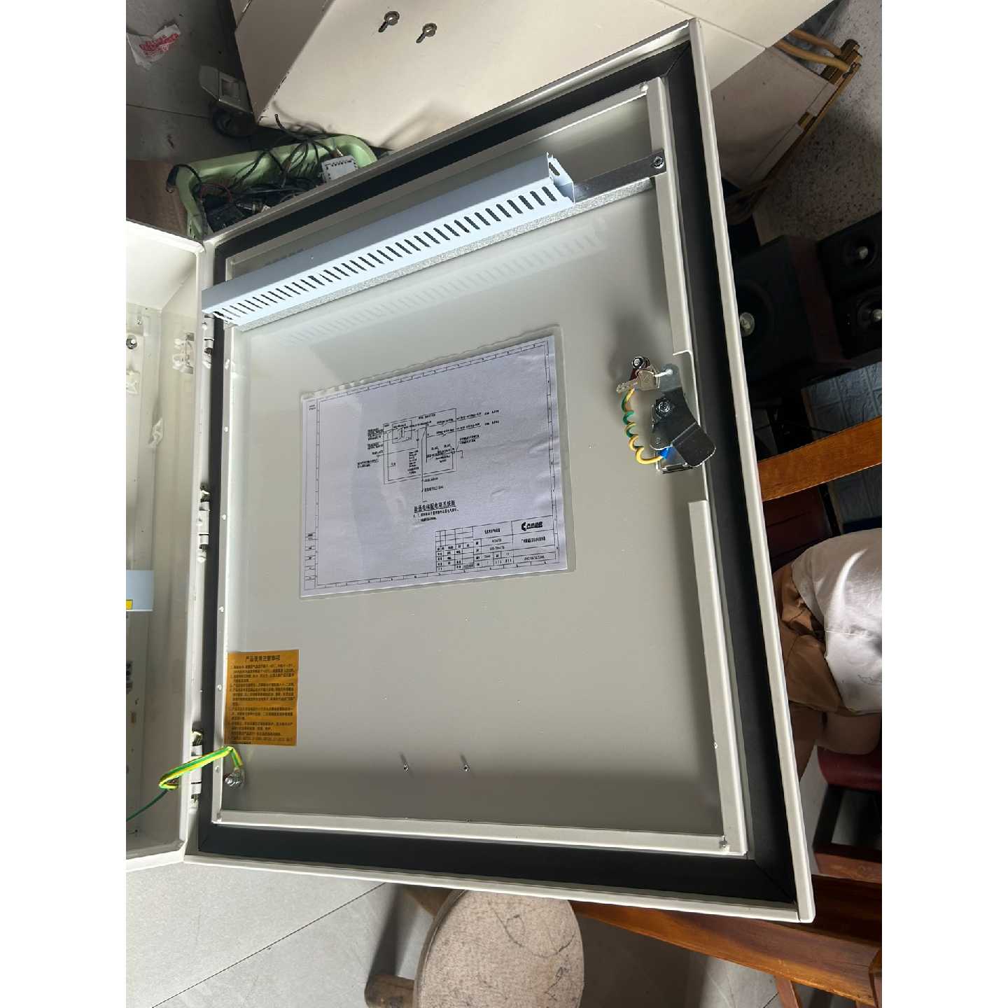 议价9.电箱一个，自重50斤，金属箱体，带锁，尺寸约700