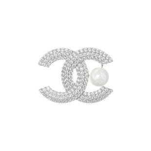 银色双C珍珠款胸针女2025秋冬新款高档奢华大衣别针时尚简约配饰