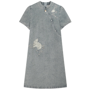 白鹿语国风刺绣牛仔裙25夏新款立领A字版剪裁修身短袖女式连衣裙